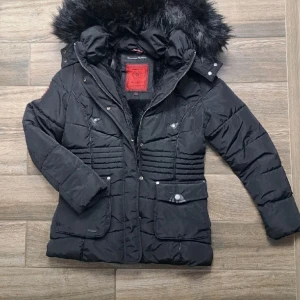 Marikoojacka  - Jättefint skick förutom lite skav på ena fickan, syns knappt. 