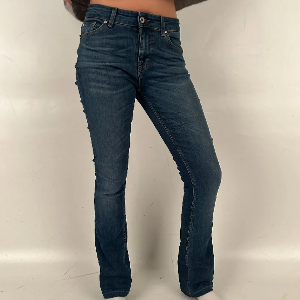 Jättenajs jeans från Tiger of Sweden som är bootcut och lågmidjade🌟ungefär XS/S. Jeans & Byxor.
