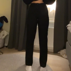 Svarta kostymbyxor  - Kostymbyxor från pull&bear, aldrig använda lapp finns kvar, stl 36 men väldigt stretchiga.