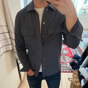 Overshirt - Overshirt från Hm som aldrig kommit till användning, alltså i nyskick. Blå/grå i färgen. Är i storlek S. Hör av er om ni har några funderingar🙌🙌
