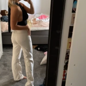 Vita bootcut jeans - säljer mina fina bootcut jeans från bikbok då dem tyvärr inte passar längre
