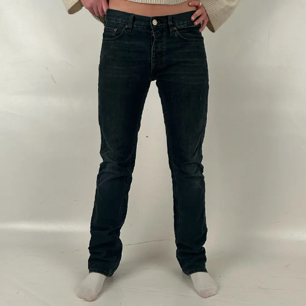 Perfekta jeans från Acne som är lowrise och straight, ungefär S/M😍. Jeans & Byxor.