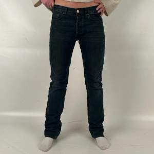 Perfekta jeans från Acne som är lowrise och straight, ungefär S/M😍