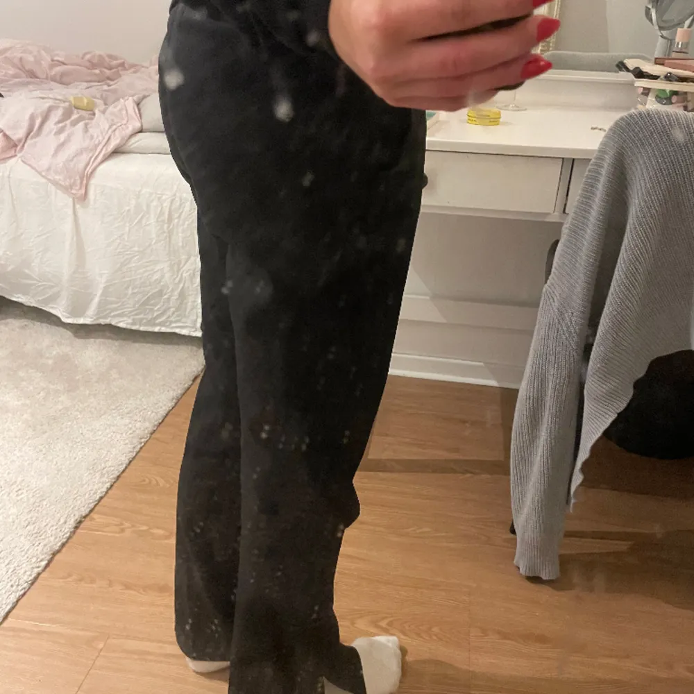 Ett par kostymbyxor ifrån bikbok! Low waist, inte mycket använda🌸har sprettat upp byxorna där nere (vilket inte syns alls)som gör att dem är perfekt längd för mig som är 172!!🤩⭐️💓modellen heter Vilma PW. Jeans & Byxor.
