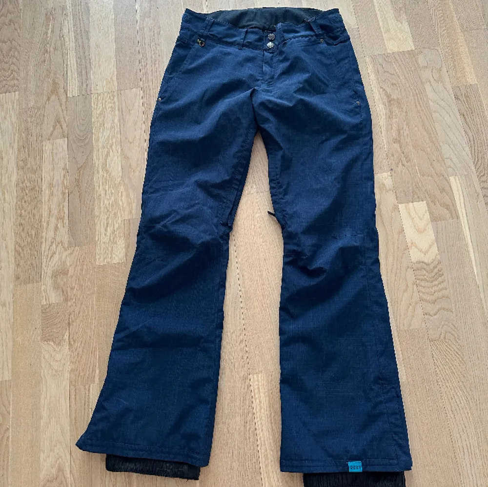 Matinblå utsvängda skidbyxor från roxy. Jeans & Byxor.
