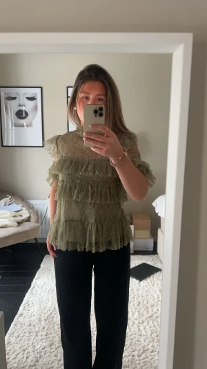 By malina blus  - En mörk grön by malina blus som är i nyskick och endast andvänd 1 gång. Säljer då den är för stor för mig❤️ pris kan diskuteras 