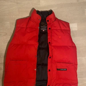Canada Goose väst röd - Hej, säljer min Röda Canada Goose väst, stl(L/XL), pris-395kr. Bara att höra av er vid eventuella frågor. Allt gott!