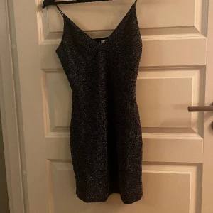 Nyårsklänning - En superfin nyår/festklänning. Svart med silvrigt glitter ✨