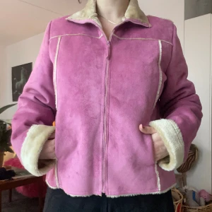 Rosa mockajacka - Rosa mockajacka med pälsfoder! Knappt använd av mig och i väldigt bra skick. Märkt som strl 42-44 men skulle säga att det är en M eller liten L.