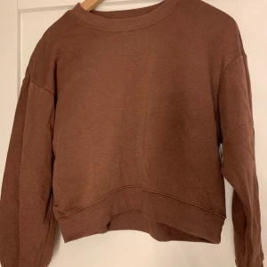 Brun croppad tröja  - Super fin brun croppad tröja från zara🤎🤎