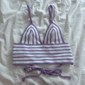 Virkad top - En lila och vit jättefin virkad hemmagjord top. 