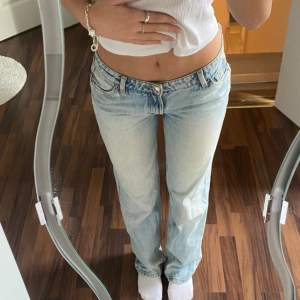 supersnygga lågmidjade jeans som är perfekta till allt🥰 Fint skick inga defekter❤️ Passa på att köpa nu när det är fri frakt🌟
