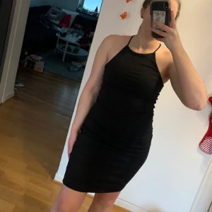 Svart ribbad klänning - En svart ribbad klänning från bikbok! Använd 1 gång🤗