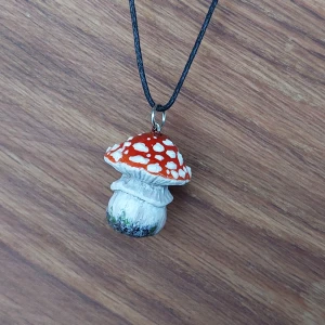 Halsband  - Skulpterat och målat för hand. Man kan förlänga och förkorta det, och jag kommer även att lägga upp fler färger på min sida