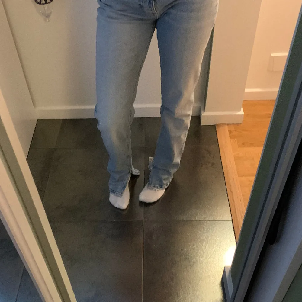 Ett par super fina blå jeans från zara som har slits nedtill. Stl 36 och jag är 164cm lång och de sitter bra😊. Jeans & Byxor.
