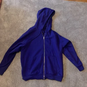 Lila Weekday ziphoodie  - Säljer en lila ziphoodie som inte används alls. Den är i nytt sick och finns inga fel. Priset går att diskutera. Obs köpare står för frakt. Skriv om ni har någon fråga. 