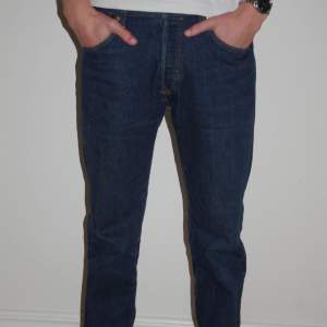Snygga Levis jeans i den klassiska 501 modellen. Fint skick inga defekter  Tveka inte på att höra av er vid frågor!