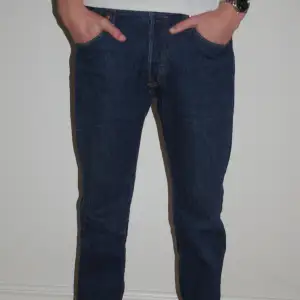 Snygga Levis jeans i den klassiska 501 modellen. Fint skick inga defekter  Tveka inte på att höra av er vid frågor!