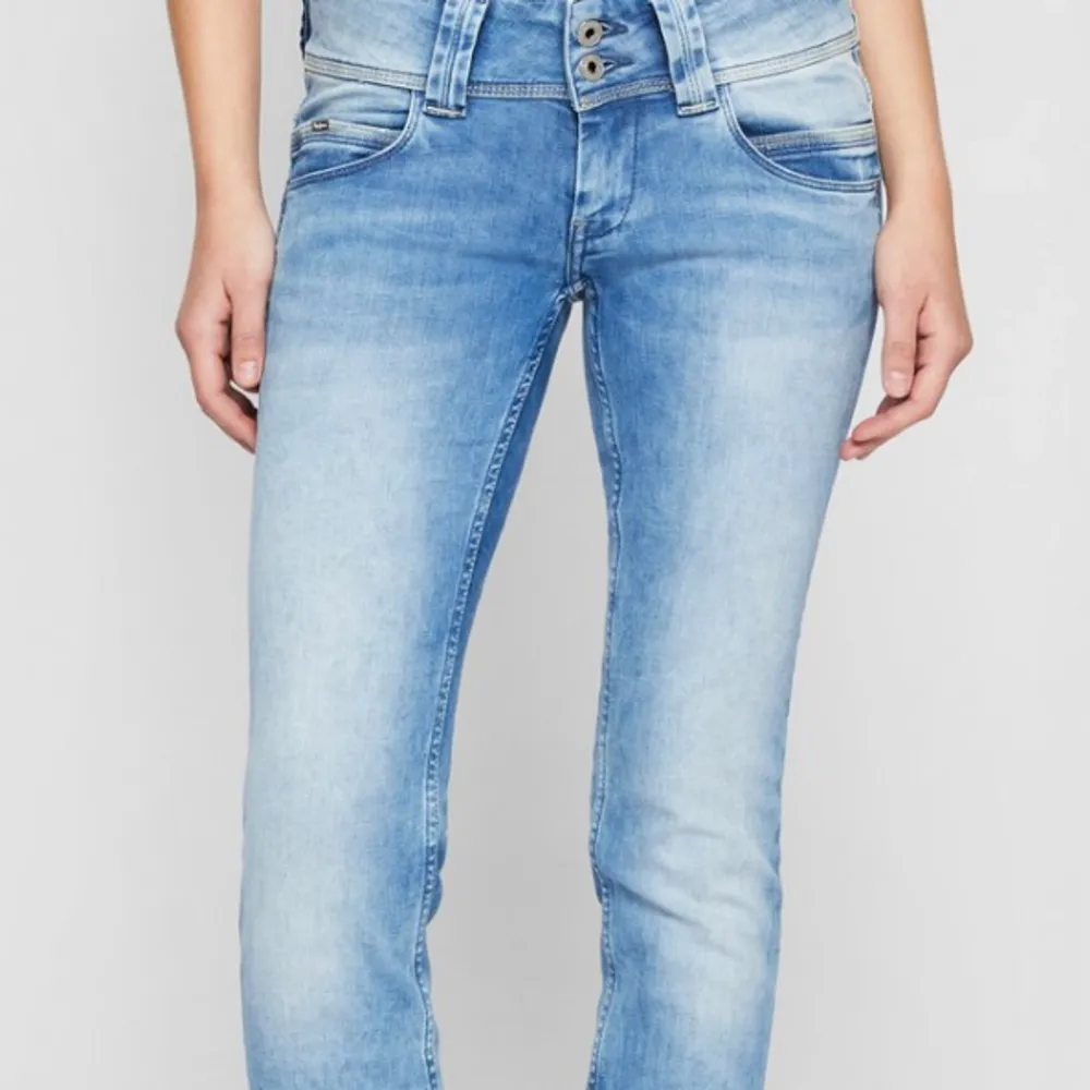 Super snygga Pepe jeans som jag säljer pga att de är lite för stora för mig som vanligtvis har xs-s. Kom privat för fler bilder🤍. Jeans & Byxor.