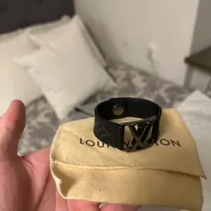 Lv armband. 9/10. Inga skador alls, jättebra skick. Dustbag medföljer. Storlek 19cm