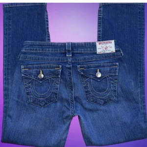 True religion jeans  - Säljer mina as snygga true religion jeans som är lite bootcut ass snygga och endast använda en gång, inga defekter alla utan dem är som nya.❤️