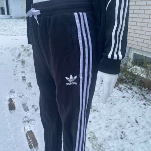 Adidasbyxor  - Använda flertalet gånger men i bra skick. Storleken 164 (barnstorlek) motsvarar ungefär S i damstorlek.   Mått i cm:  Midjebredd 37, längd 97. 