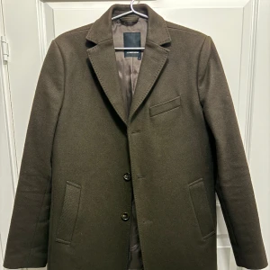 J.Lindeberg rock - Fräsch rock från j.lindeberg. Storlek 48 och brun färg. Sparsamt använd. 