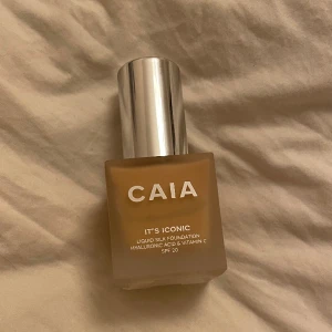 Caia fondation - Säljer en helt oanvänd fondation från caia då den är i fel färg för mig (endast testad på handen), förpackning följer med☺️