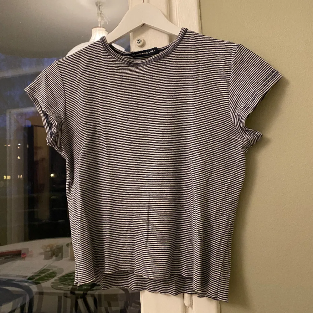 Randig t-shirt från Brandy Melville. Supermjuk i blå och vit. Passar till allt! Onesize men passar XS-S🌻. T-shirts.