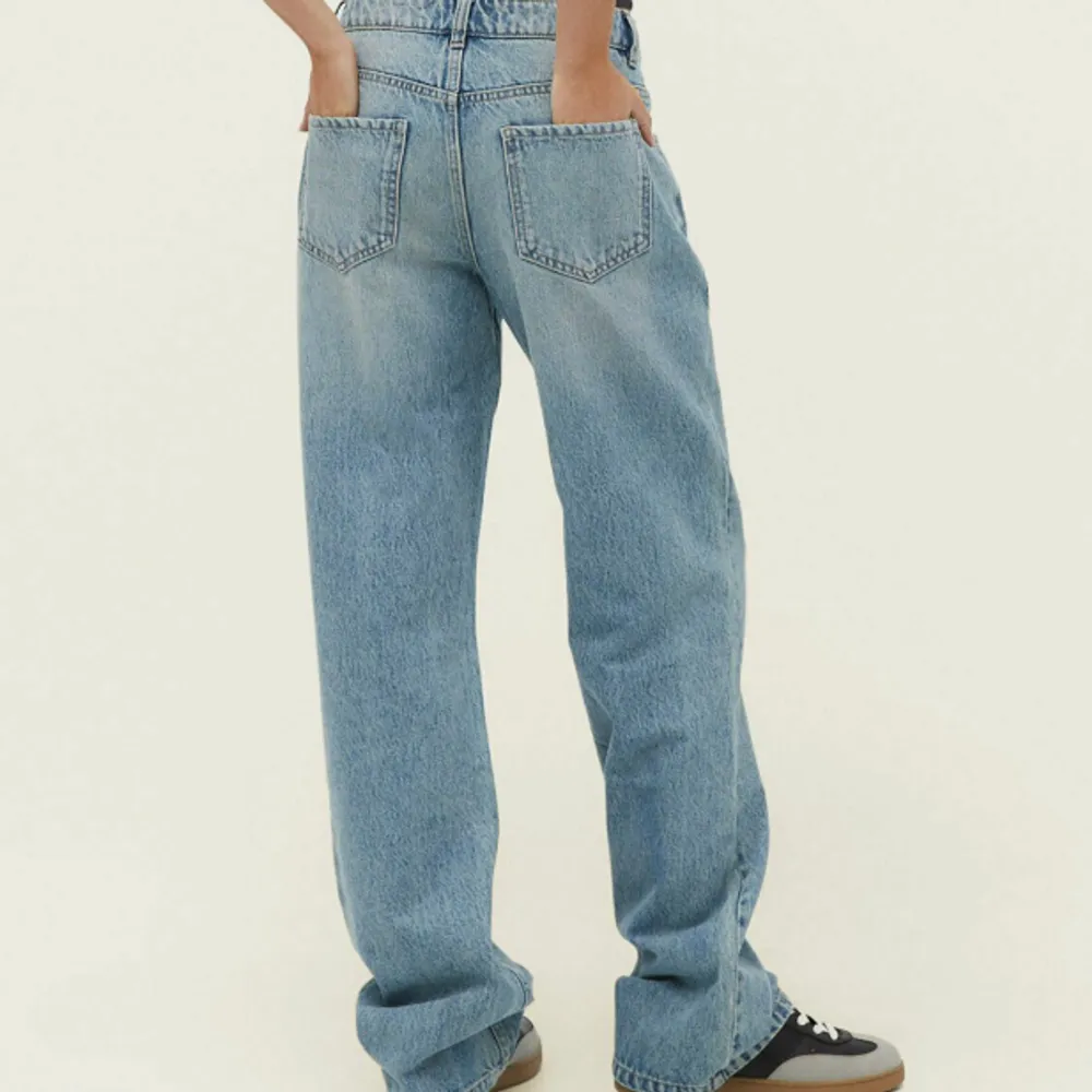 Jätte snygga jeans från stradivarius som inte kommer till användning. Använda typ två gånger och är som nya!😍 kan skicka fler bilder vid intresse🩷. Jeans & Byxor.