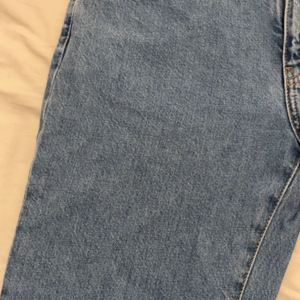 Hejjjj! Jag säljer dessa blåa låg midjade jeans från carlings i storlek 27 med längd 32. De har tyvärr blivit lite för stora för mig därav säljer jag dom. 💙. Jeans & Byxor.