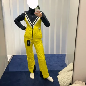 Fint skidställ! - Fint skidställ i gott skick från J Lindeberg! Använt två dagar och är utan märken/skråmor. Har snölås, recco, liftkortsficka, avtagbar luva mm. Material Primaloft Säljer då jag använder ett annat istället. Org pris för båda ca 7000 men säljer som set! I M