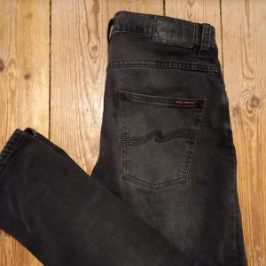 Nudie Jeans grim tim dark cove 30/32 - Säljer nu dessa riktigt feta jeans ifrån Nudie Jeans i modellen grim tim och färgen dark cove. Jeansen är använda under 5 gånger och är iprincip helt och hållet i nyskick utan defekter. Säljer pga de inte kommer till använding. Kvitto finns, frågor i DMs!