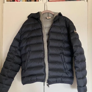 Blå Colmar dunjacka - Dunjacka från Colmar. Storlek it 44. Passar som en small/medium.  Superbra skick, sparsamt använd! Nypris 4600kr