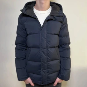 J.Lindeberg vinterjacka  - Säljer min J.Lindeberg vinterjacka som är i nyskick. Inga defekter eller hål. Skicket är 9/10. Nypris ligger på 4600 kr. Modellen är 188 cm och väger 75 kg. Storleken är S men passar utmärkt för M. Hör av er vid frågor och funderingar! 