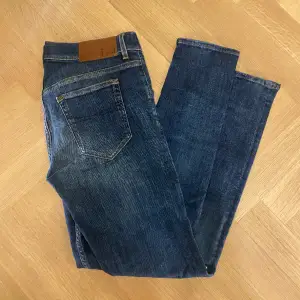 Hej! Säljer nu mina Jeans från märket Tiger Of Sweden, storlek 32/30 fint skick. Varan är givetvis äkta. Modellen är 180cm och väger 70kg Tveka inte på att höra av dig om du har frågor eller funderingar kring varan!