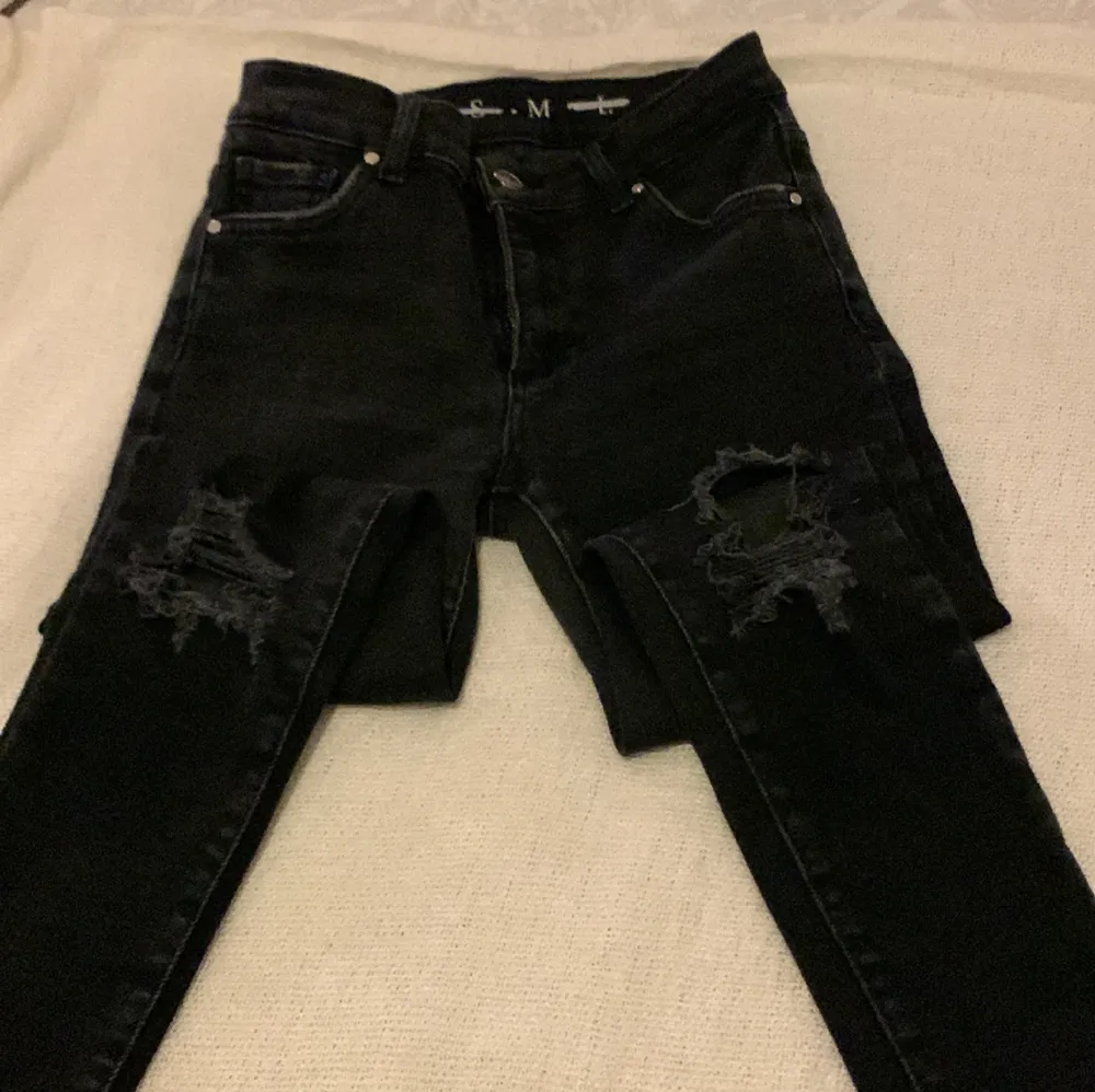 Jätte fina jeans dem va stora på mig dem har slits nere vid foten . Jeans & Byxor.