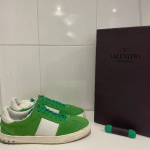 Valentino flycrew  - Hej! Säljer nu dessa nästan helt nya valentinos flycrew. Skorna är i toppskick. 10/10. Inga nitar saknas. Extra skosnören och box medföljer vid köp. Nypris runt 8000. 