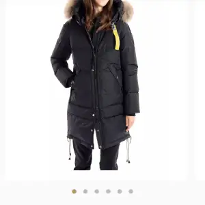 hej! Köpte denna jacka för 10000kr i johnells förra året 2022 vid december, säljer denna jacka pågrund av att den inte kommer till någon användning och vill bli av med jackan. Jackan har inte hål eller någon skada, jackan ser ut som ny