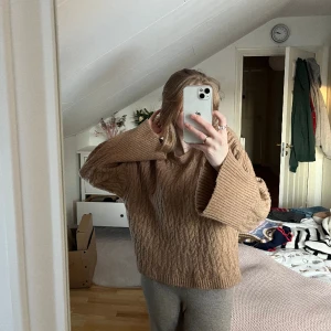 Gosig stickad tröja - Stickad tröja från Gina Trico! Jätte mysig brun färg och långa ärmar, jätte mysigt till vintern!💌❤️