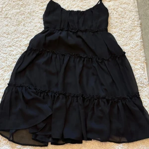 svart miniklänning  - så söt klänning jag köpte men aldrig använt, perfekt till nyår, skulle även passa S