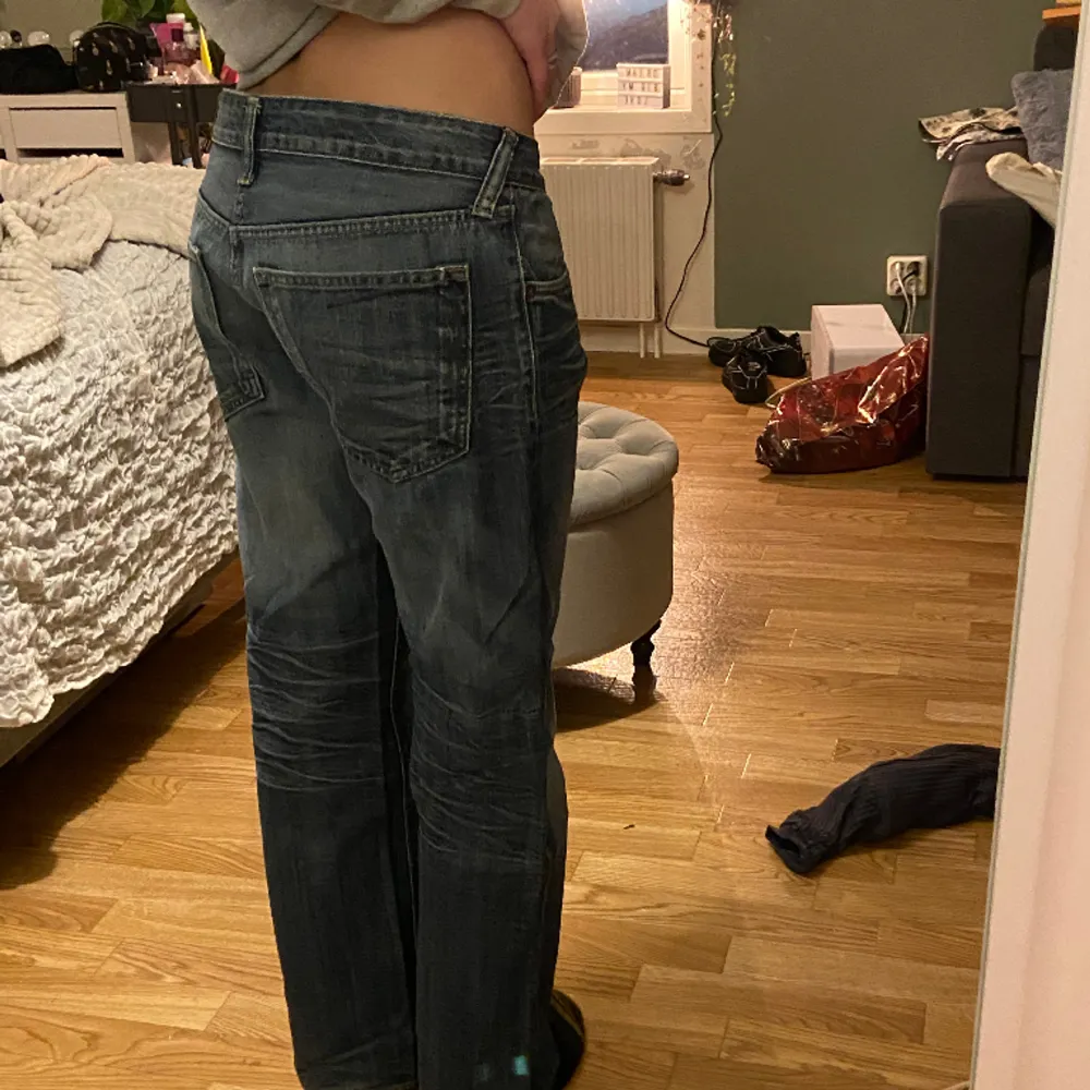 As coola baggy, lågmidjade jeans! De är strl W32 L32 i man strl, men passar på mig som är 175cm lång och vanligtvis har strl S.. Jeans & Byxor.