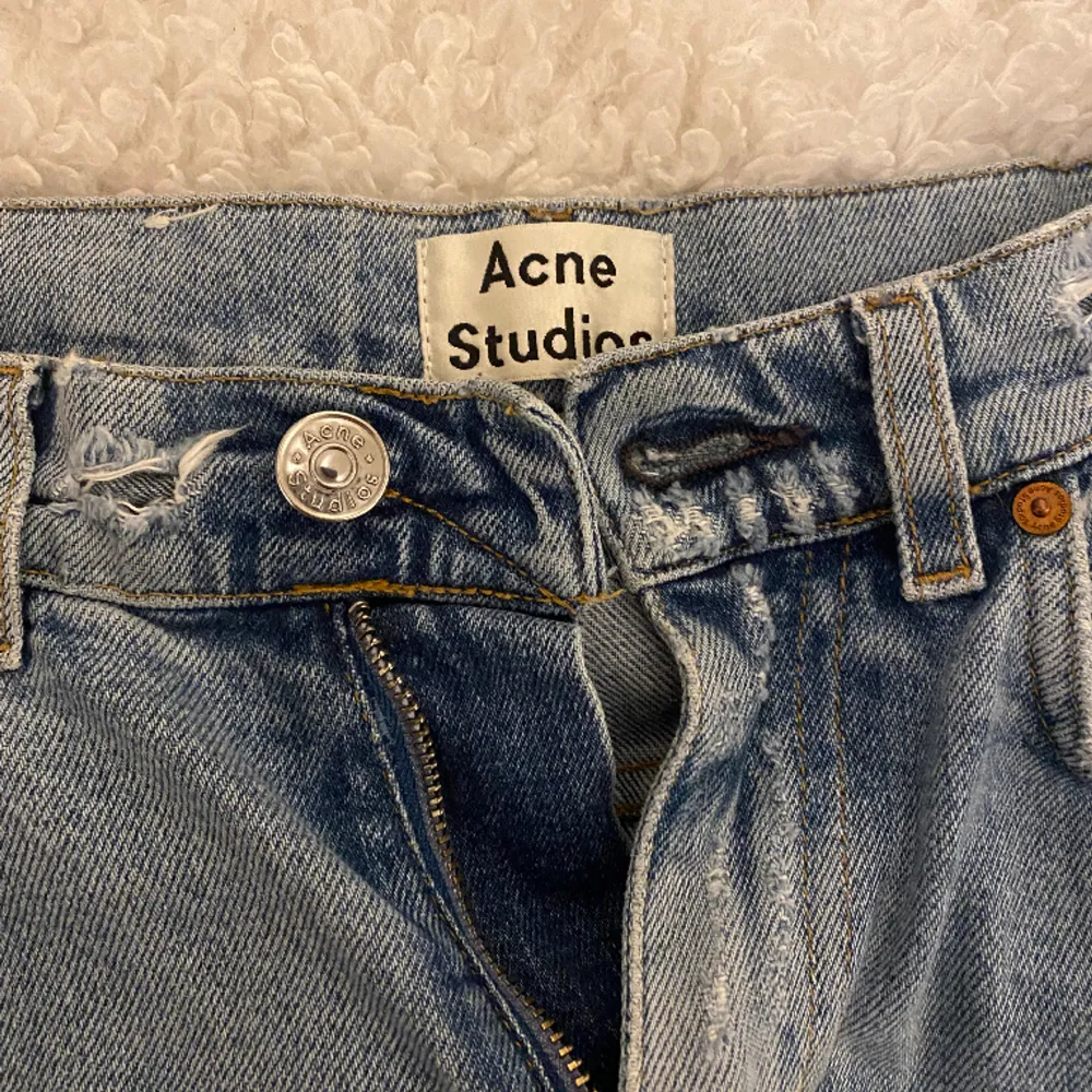 Snygga bootcut-jeans från ACNE som jag aldrig använt då de är för stora 😓 Modellen på bilden är ca 157 🤩. Jeans & Byxor.