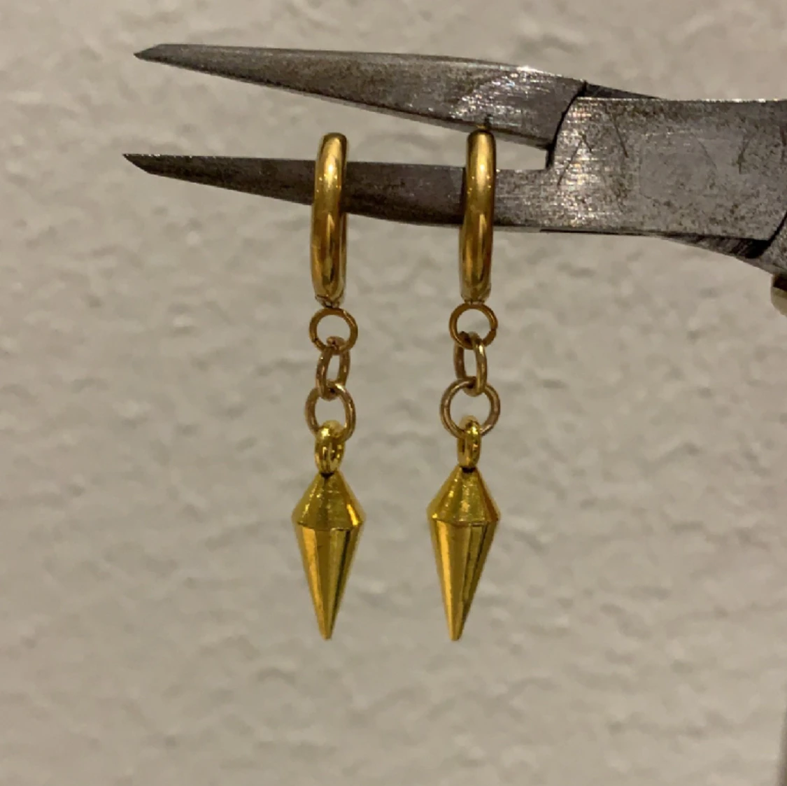 Guld örhängen med nitar🌟🪩