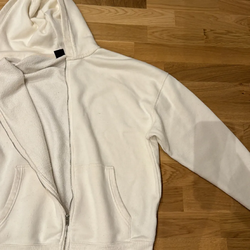 En riktig snygg zip hoodie från som köptes för 499kr Köptes nån månad sen men har används 1-2 gånger Skick 10/10 🙌. Tröjor & Koftor.