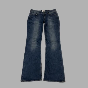 LÅGMIDJADE Y2K BOOTCUT JEANS - Otroligt fina lågmidjade bootcut jeans!😍Finns lite slitage nere vid benöppning! midjemåttet: 42cm tvärsöver innerbenslängd: 82cm PS. KOLLA IGENOM MITT KONTO NI KOMMER HITTA MÅNGA Y2K OCH VINTAGE PLAGG 