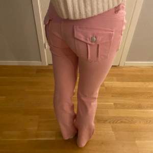 Skitsnygga rosa jeans med coola fickor där bak!! Bootcut och lågmidjade. Så fint skick utan skador 💕 står storlek S men passar typ 25/32 men väldigt stretchiga o passar någon som är ca 170cm 