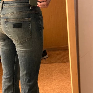 GANNI jeans - Säljer mina Ganni jeans som inte kommer till användning:((( köptes i Köpenhamn i en Ganni butik för 2100kr. Jättefina längst nere, samt har ett ganni märke på vänster bakficka💙💙