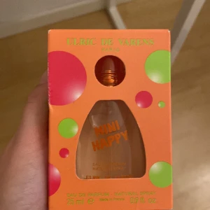 Parfym - Säljer denna parfym med väldigt somrig och fräsch doft. Den skulle vara present men därav blivit förhinder. Nypris 65 kr.