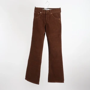 Levi's manchesterbyxor - Helt oanvända levi's byxor med lappen kvar.  Storlek: Waist 26, Inseam 32 (xs) Säljer pga fel storlek🌻